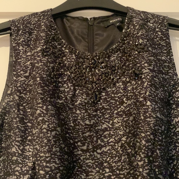 Lovely R&W dress with embroidered neckline - Picture 2 of 5